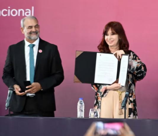 En la Casa Rosada no descartan que Cristina Kirchner sea candidata a senadora frente al fracaso del operativo clamor