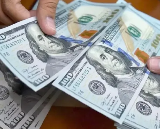 El dólar blue comenzó la semana en alza, a $384
