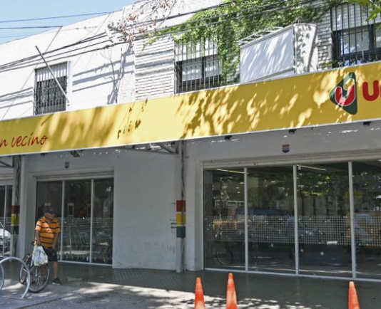 Balearon el supermercado de la familia Roccuzzo en Rosario con un mensaje mafioso: «Messi te estamos esperando»