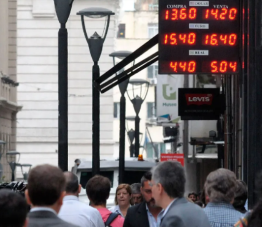 JORNADA CALIENTE: Con un dólar blue que roza los $500, el Gobierno busca calmar los mercados con «todas las herramientas»
