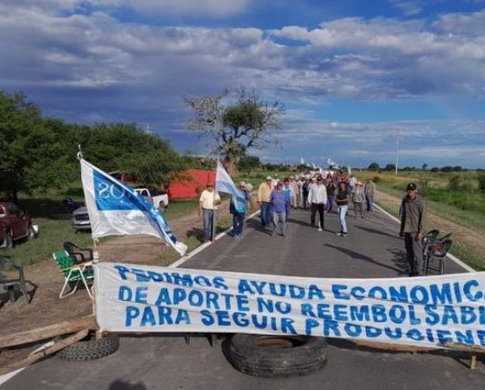LAGUNA NAINECK: Productores agrarios del norte provincial iniciaron un corte del tránsito en la Ruta Nacional 86.