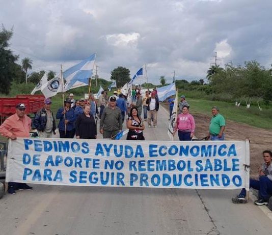 LAGUNA NAINECK: Productores agrarios iniciaron un corte total de la Ruta Nacional 86 en el Km 1328, a la altura del campo hípico.