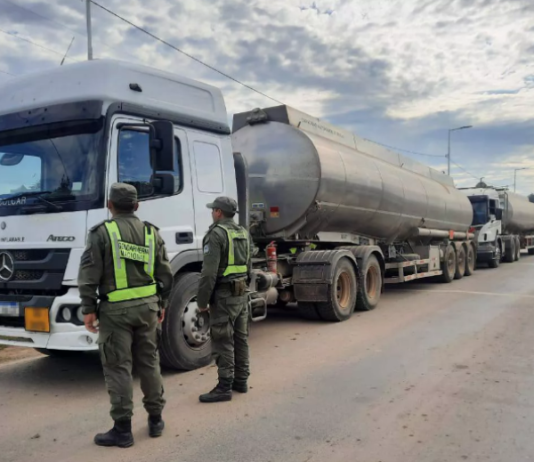LAGUNA BLANCA: Incautan 104.000 litros de combustible con irregularidades en la documentación en dos procedimientos.