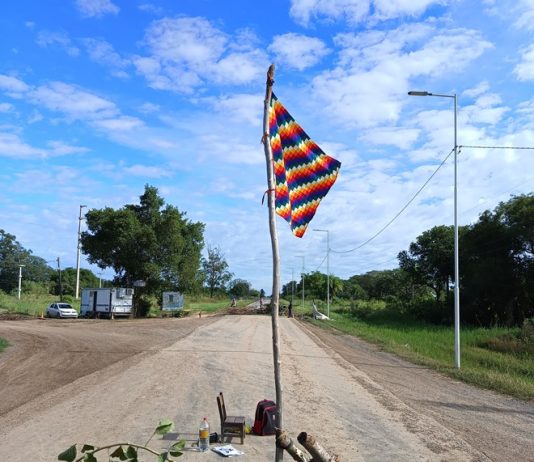 LAGUNA NAINECK: Productores agrarios y originarios siguen con el corte total de la Ruta Nacional 86