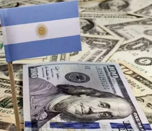 DÓLAR BLUE SIN FRENO: En algunas provincias tocó los $406