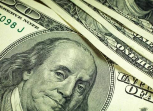 El dólar blue baja pero sigue cerca de los $500