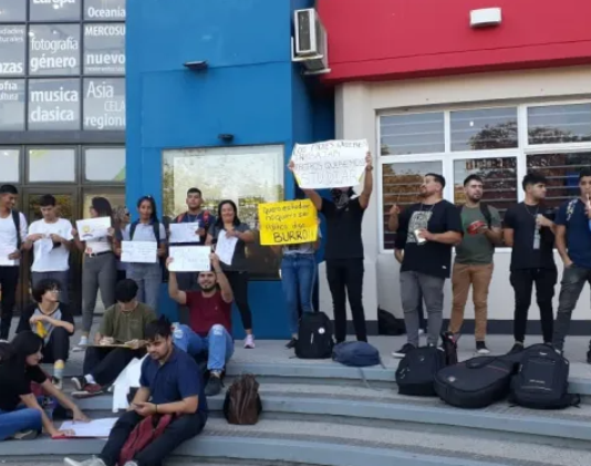 Estudiantes del nivel superior reclaman por falta de docentes en 30 institutos provinciales