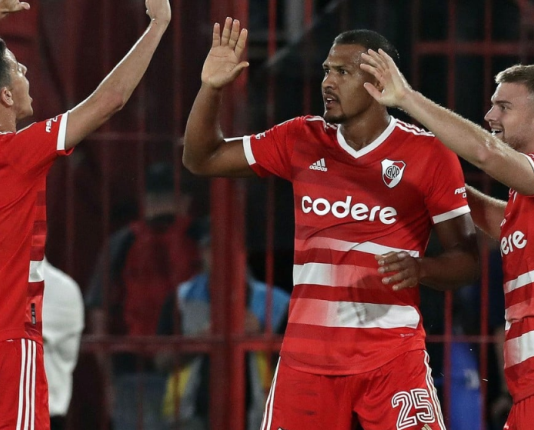 River goleó a Huracán y se volvió a alejar en la punta