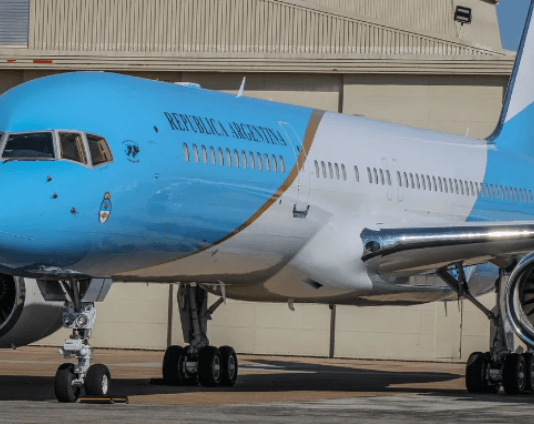 ARG01: aterrizó en el país, con una maniobra peligrosa, el nuevo avión presidencial que reemplazará al Tango 01