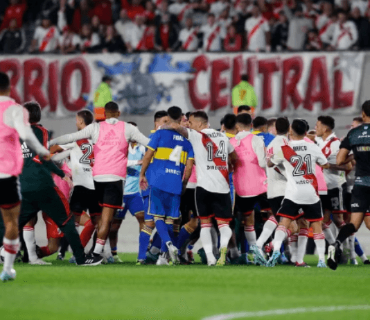Con un penal en el tiempo adicional, River Plate derrotó 1-0 a Boca Juniors en un clásico que terminó con un show de expulsados