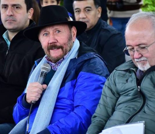 GILDO INSFRAN: En medio de un acto, arremetió contra los porteños: “Son unos reverendos hijos de su madre”