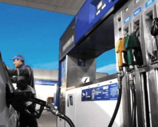 GOLPE AL BOLSILLO: El Gobierno autorizó una suba de 4% en el precio de los combustibles