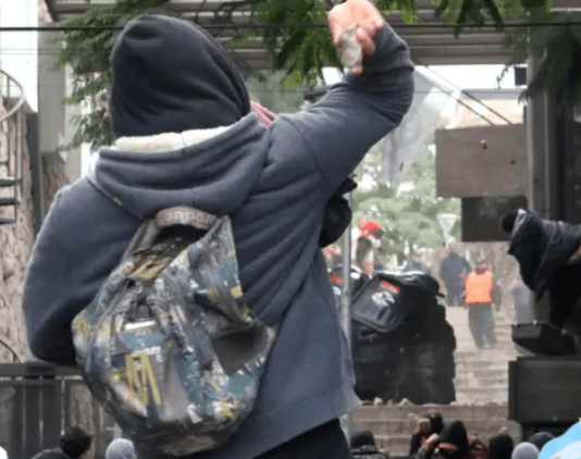 JUJUY: Partidarios de Milagro Sala ingresaron a la Legislatura, provocaron incendios y destrozaron automóviles