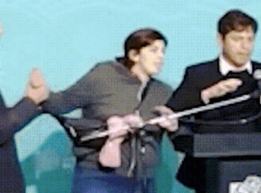 Mal momento de Kicillof en un acto: una mujer se subió al escenario e interrumpió su discurso
