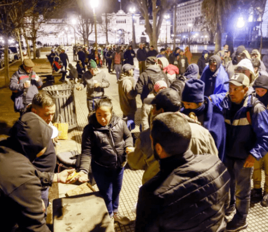 Un grupo de ONGs reparte alimentos todos los días frente a la Casa Rosada, pero el Gobierno rechaza que haya hambre