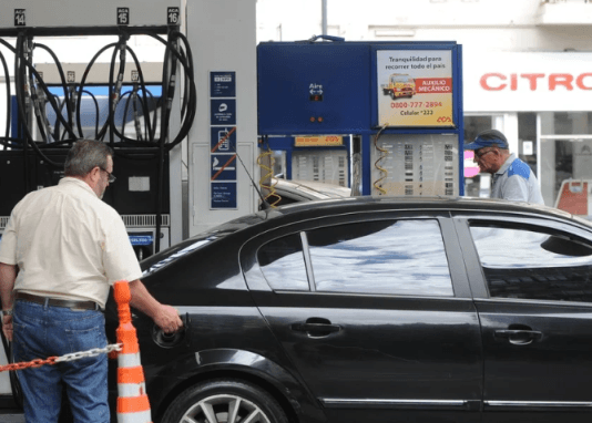 Las petroleras sorprendieron con otro aumento del 4,5% en el precio de los combustibles