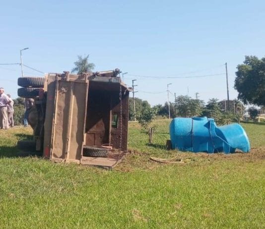 LAGUNA NAINECK: Camión al servicio municipal volcó sobre Ruta 86.