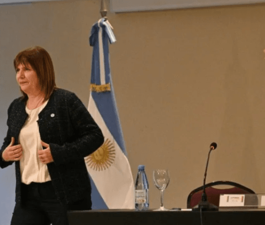 Patricia dice que ya tiene la mitad de los fiscales para la primaria