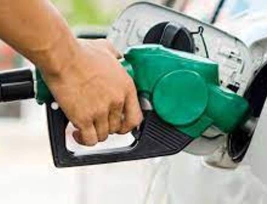 Estaciones de servicio amenazan con cerrar por la noche ante el congelamiento de precios del combustible