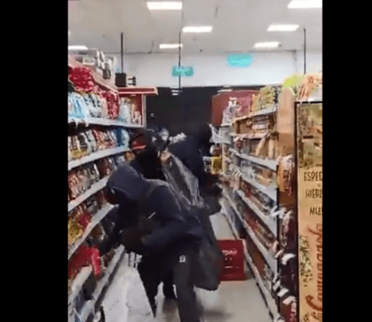 Encapuchados entraron a un supermercado de Neuquén y empezaron a vaciar las góndolas ante el estupor de los clientes