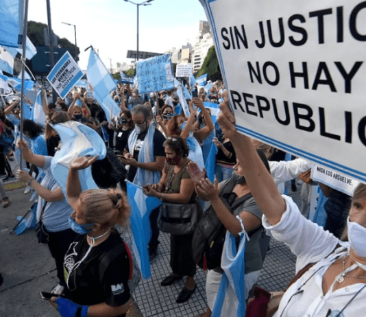 A 40 años de democracia, casi la mitad del país es pobre
