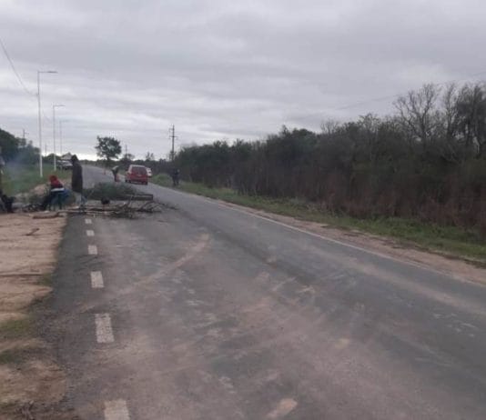LA PRIMAVERA: Originarios mantienen el corte sobre la Ruta Nacional 86 mientras esperan este jueves respuestas de funcionarios gubernamentales a sus demandas.