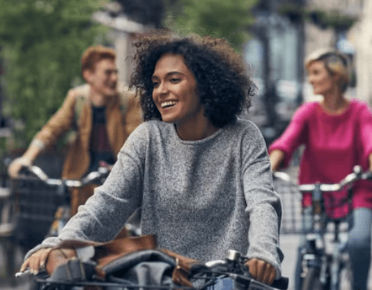 Estos países les pagan a quienes viajen en bicicleta al trabajo: cuánto les dan y por qué