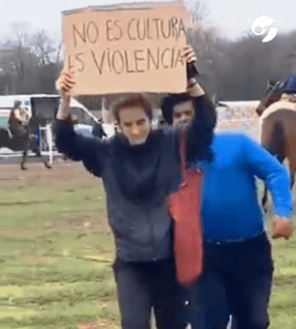 Se metieron en una jineteada a protestar contra el maltrato animal y los echaron a rebencazos