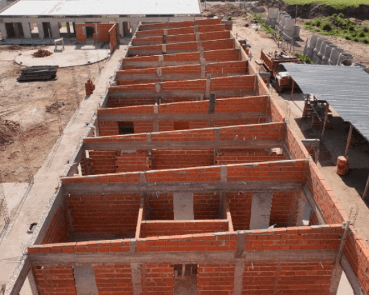 El Gobierno prometió 3200 casas para jubilados, terminó solo 160 y el 65% nunca se inició