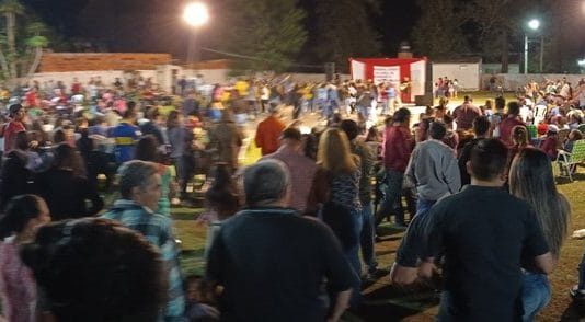 LAGUNA NAINECK: La UCR local agasajó a las Madres con serenata y regalos.