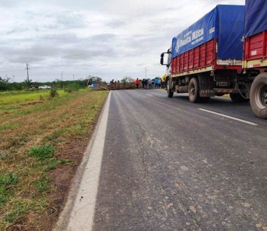 LORO CUE: Originarios cortan el transito en la Ruta Nacional 86 en reclamo por asistencia a damnificados por temporal.