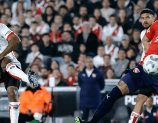 Con goles de Borja y Solari, River Plate venció con autoridad 3-0 a Independiente y se afianzó en la cima de la Zona A