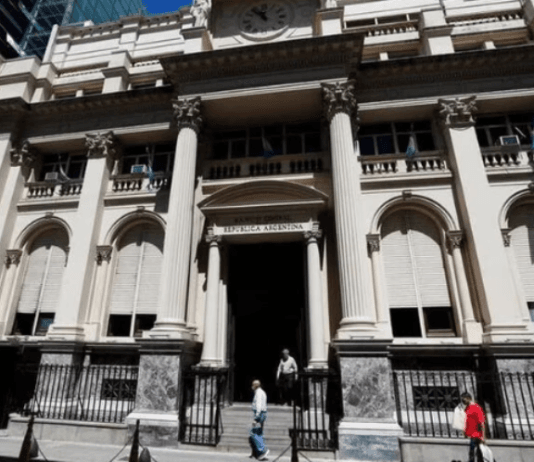 La emisión monetaria será récord en el último bimestre por el aumento del déficit y las altas tasas de interés