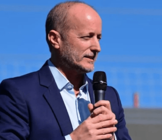 Tras la aparición de fotos en un yate en Marbella, Martín Insaurralde renunció como jefe de gabinete bonaerense