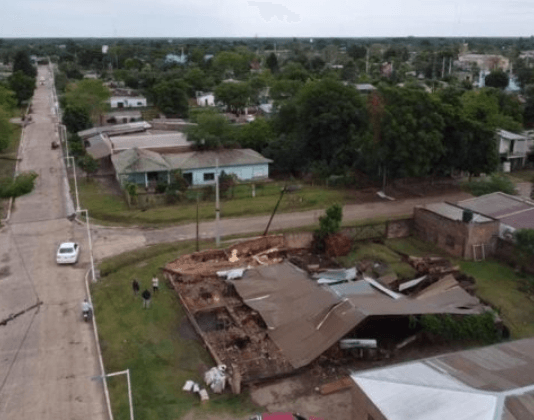 EL ESPINILLO: Tormenta provocó serios daños en edificios y casas particulares