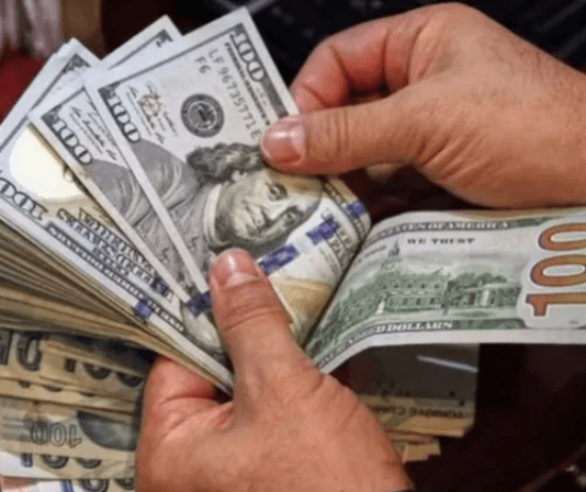 El dólar blue alcanzó un nuevo récord: este lunes cotizó $945