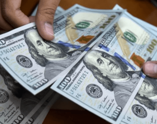 El dólar «blue» subió 75 pesos ayer y cerró a 1.010