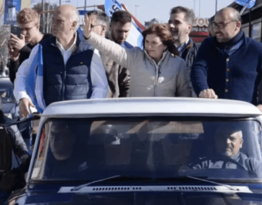 Con el balotaje en la mira, Bullrich comienza la última gira en una caravana que terminará en el conurbano