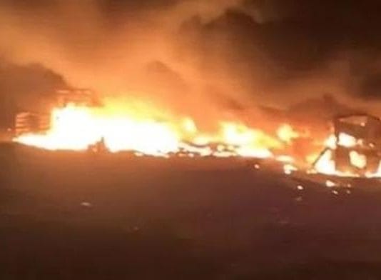 Dos personas murieron calcinadas al explotar dos camiones de combustible en Alberdi