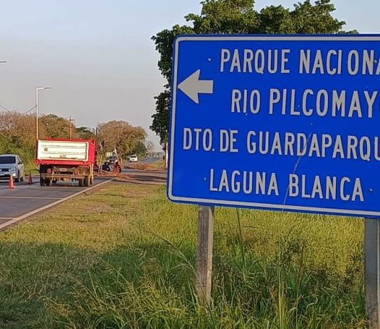 LA PRIMAVERA: Cuatro originarios iniciaron un corte de la Ruta Nacional 86 en reclamo de pensiones sociales.