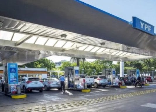 10 Y 12%: YPF aumentó la nafta en medio de la transición de gobierno de Javier Milei
