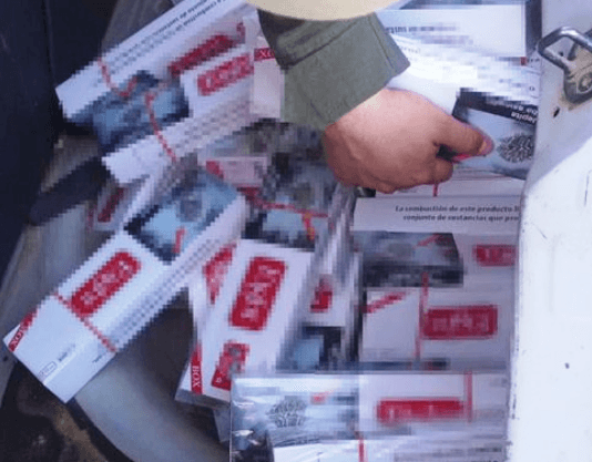 EL ESPINILLO: Decomisan 460 paquetes de cigarrillos que eran transportados en un automóvil.