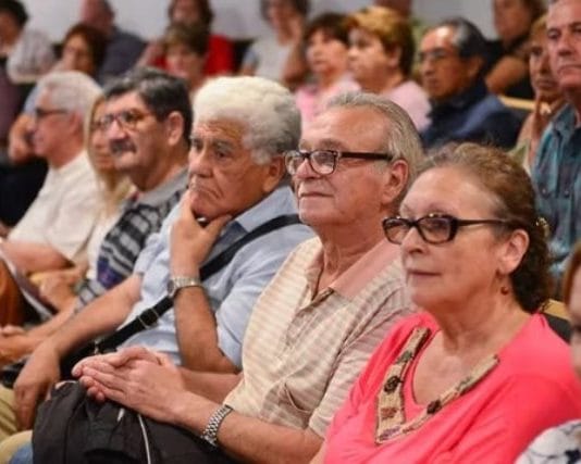 El Gobierno oficializó por decreto el bono de $55 mil para jubilados y pensionados que cobran la mínima