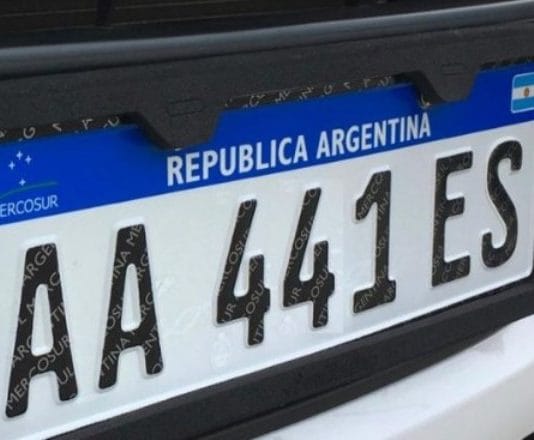 El Gobierno autorizó a usar patentes de papel ante la falta de insumos para chapas.