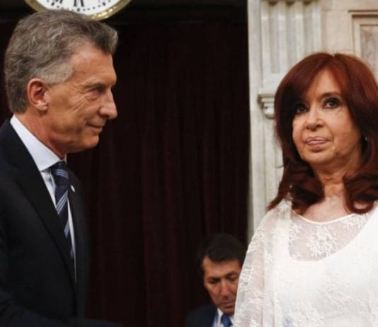 El traspaso que fue un papelón: cuando Cristina no le quiso entregar a Macri la banda y el bastón presidencial