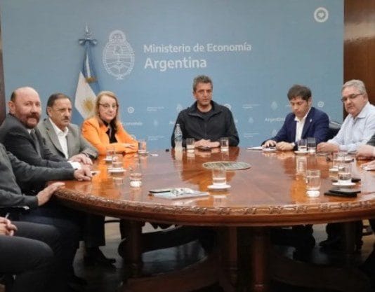 La Asamblea Legislativa proclamó a la fórmula presidencial de La Libertad Avanza (LLA) integrada por Javier Milei y Victoria Villarruel, y se cumplió con el paso formal necesario antes de la jura prevista para el próximo 10 de diciembre. La vicepresidenta Cristina Kirchner encabezó la sesión que tuvo lugar en la Cámara de Diputados, donde estuvieron presentes el presidente y la vice electos. Durante la Asamblea Legislativa, tanto Milei como Villarruel renunciaron formalmente a sus bancas en la Cámara de Diputados para quedar listos para asumir al frente del Poder Ejecutivo. La sesión comenzó con quórum pasadas las 15 y Cristina Kirchner conformó una comitiva especial de diputados y senadores que se reunió durante un breve cuarto intermedio para contabilizar los votos objetivos por La Libertad Avanza en la segunda vuelta del 22 de noviembre pasado. Concluido ese paso, se procedió a la formalidad de proclamar a los próximos Presidente y Vicepresidenta de la Nación, en medio de aplausos y felicitaciones. Milei y Villarruel fueron el centro de atención de la tarde y muchos legisladores de la oposición, especialmente los aliados del PRO, hicieron fila para saludarlos. Los integrantes del actual oficialismo no se acercaron a los libertarios y tampoco lo hicieron los diputados del Frente de Izquierda, que se sientan al lado. De acuerdo al escrutinio definitivo que difundió la Justicia Nacional Electoral, en el balotaje participó el 76,32% del padrón. Milei alcanzó el 55,65%, es decir, 14.554.560 votos, mientras que la fórmula integrada por los candidatos de Unión por la Patria, Sergio Massa y Agustín Rossi, cosechó el 44,35%, 11.598.720 votos. El libertario asumirá como Presidente el próximo 10 de diciembre, cuando se espera que vuelva al recinto de la Cámara baja para recibir los atributos de manos del mandatario saliente Alberto Fernández.