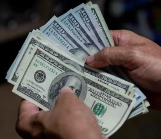 Jornada financiera: el dólar libre subió a 970 pesos tras la vuelta de la microdevaluación de la cotización oficial