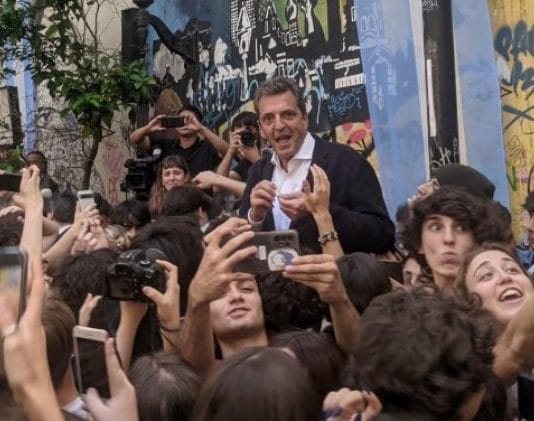 Sergio Massa cerró su campaña junto a estudiantes del «Carlos Pellegrini»