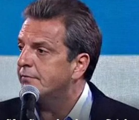 Antes de que se difundieran los datos oficiales, Sergio Massa reconoció la derrota y felicitó a Milei