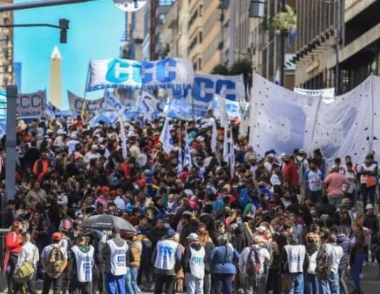 Los movimientos sociales amenazaron con salir a la calle si Javier Milei les quita beneficios